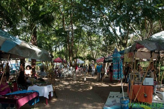 Venta de envoltorios de cera de abeja y candelas de cera de abeja en feria verde de Aranjuez.